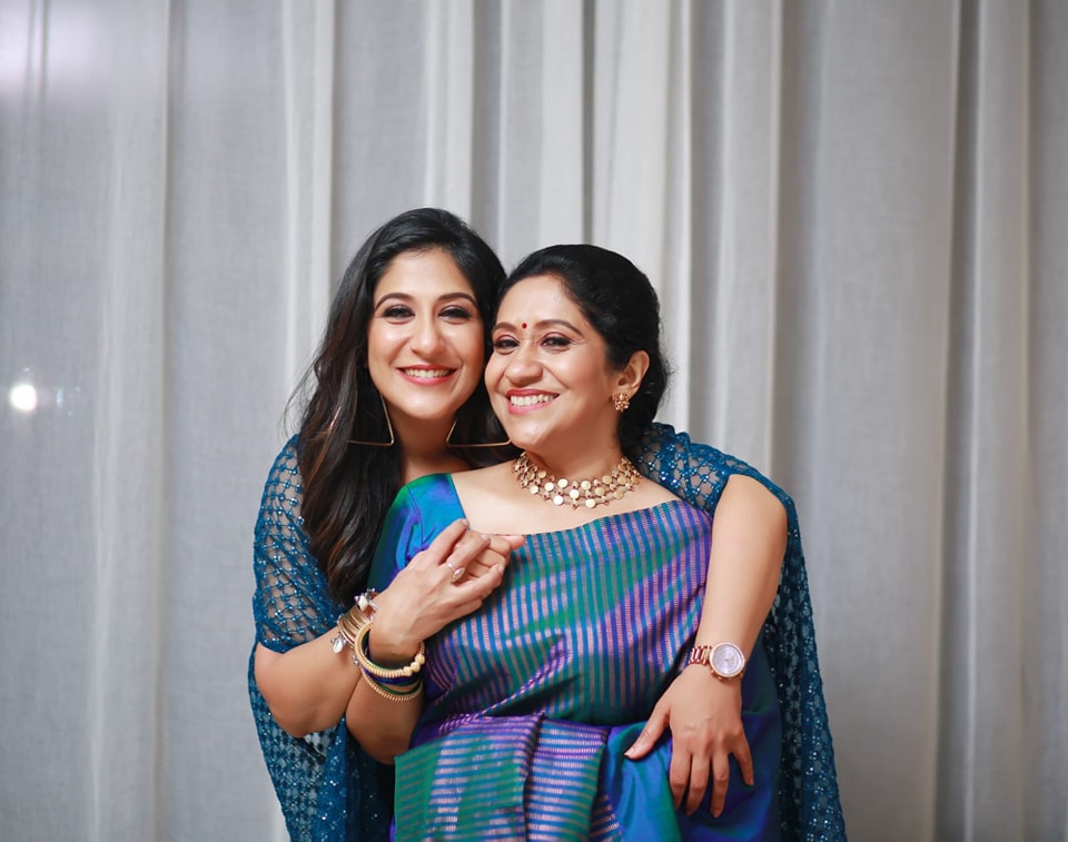 Singer Shweta Mohan Shared Photos With Mother Sujatha Mohan And Father
