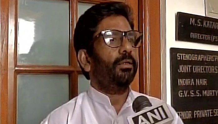 എയർഇന്ത്യ ജീവനക്കാരനെ ചെരുപ്പൂരി തല്ലിയ സംഭവം: ശിവസേന എംപി രവീന്ദ്ര ഗെയ്ക്വാദിനെ വിമാനക്കമ്പനികള് കരിമ്പട്ടികയിൽ പെടുത്തി എയർഇന്ത്യ ജീവനക്കാരനെ ചെരുപ്പൂരി തല്ലിയ സംഭവം: ശിവസേന എംപി രവീന്ദ്ര ഗെയ്ക്വാദിനെ വിമാനക്കമ്പനികള് കരിമ്പട്ടികയിൽ പെടുത്തി