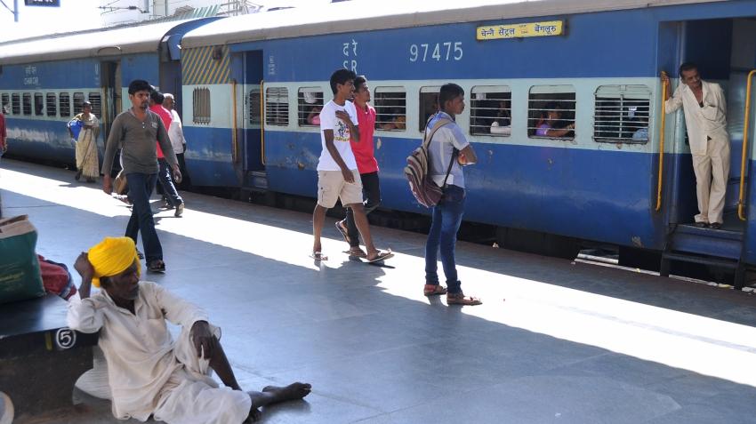 ഒറ്റയ്ക്ക് യാത്രചെയ്യുന്ന സ്ത്രീകള്ക്ക് പരിഗണനയുമായി ദക്ഷിണ റെയില്വേ ഒറ്റയ്ക്ക് യാത്രചെയ്യുന്ന സ്ത്രീകള്ക്ക് പരിഗണനയുമായി ദക്ഷിണ റെയില്വേ
