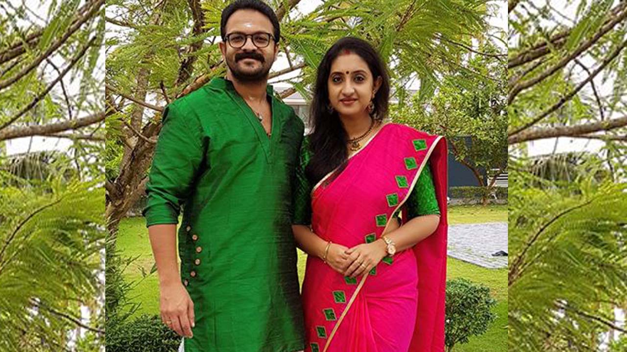 സ്വന്തം കടയുടെ പരസ്യത്തിന് ഭർത്താവിനെ പെൺവേഷം കെട്ടിച്ച ഭാര്യ! സ്വന്തം കടയുടെ പരസ്യത്തിന് ഭർത്താവിനെ പെൺവേഷം കെട്ടിച്ച ഭാര്യ!