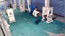 നവജാത ശിശുവിനെ പള്ളിയില്‍ ഉപേക്ഷിച്ച് ദമ്പതികള്‍ മുങ്ങി