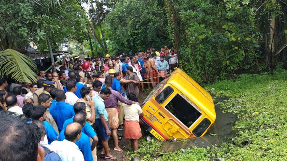 മരട് വാന് അപകടം: മരിച്ചവരുടെ കുടുംബങ്ങള്ക്ക് സർക്കാര് ധനസഹായം നല്കും മരട് വാന് അപകടം: മരിച്ചവരുടെ കുടുംബങ്ങള്ക്ക് സർക്കാര് ധനസഹായം നല്കും