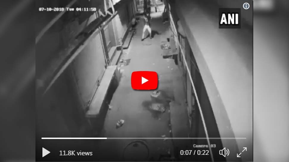 video: കക്കാന് പോകുമ്പോഴും ഇങ്ങനെ വേണം! video: കക്കാന് പോകുമ്പോഴും ഇങ്ങനെ വേണം!