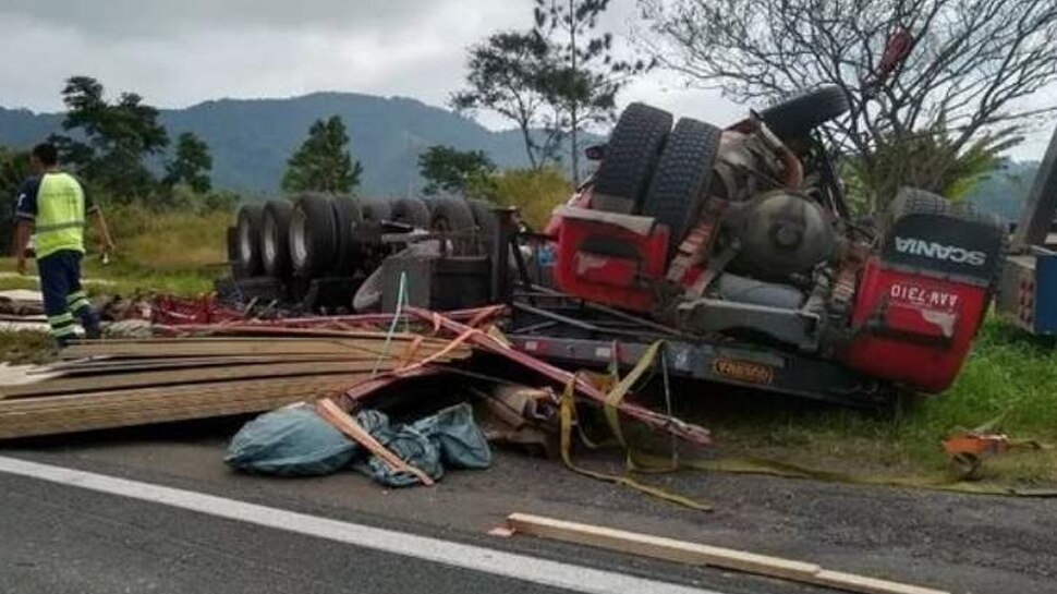 ട്രക്ക് മറിഞ്ഞ് അപകടം: കുഞ്ഞ് അത്ഭുതകരമായി രക്ഷപ്പെട്ടു; അമ്മ മരിച്ചു ട്രക്ക് മറിഞ്ഞ് അപകടം: കുഞ്ഞ് അത്ഭുതകരമായി രക്ഷപ്പെട്ടു; അമ്മ മരിച്ചു