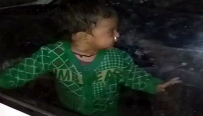 മാതാപിതാക്കള് കാറില് ലോക്ക് ചെയ്ത് പോയ കുഞ്ഞിനെ നാട്ടുകാര് രക്ഷപ്പെടുത്തി മാതാപിതാക്കള് കാറില് ലോക്ക് ചെയ്ത് പോയ കുഞ്ഞിനെ നാട്ടുകാര് രക്ഷപ്പെടുത്തി