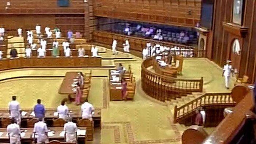പ്രതിപക്ഷ ബഹളം: നിയമസഭ ഇന്നത്തേക്ക് പിരിഞ്ഞു പ്രതിപക്ഷ ബഹളം: നിയമസഭ ഇന്നത്തേക്ക് പിരിഞ്ഞു