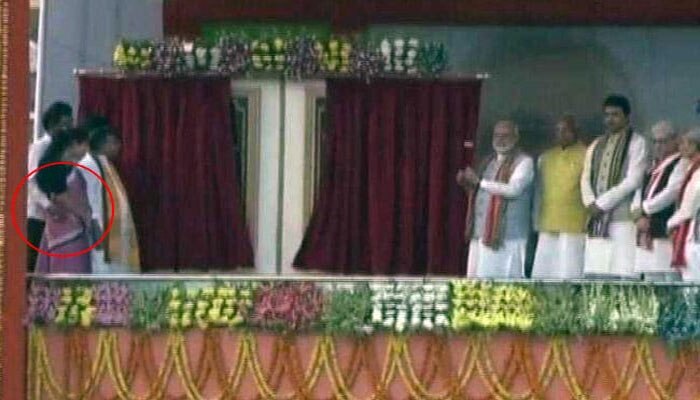 പ്രധാനമന്ത്രി പങ്കെടുക്കുന്ന വേദിയില് "പൂവാലനായി" കായികമന്ത്രി!! പ്രധാനമന്ത്രി പങ്കെടുക്കുന്ന വേദിയില് "പൂവാലനായി" കായികമന്ത്രി!!