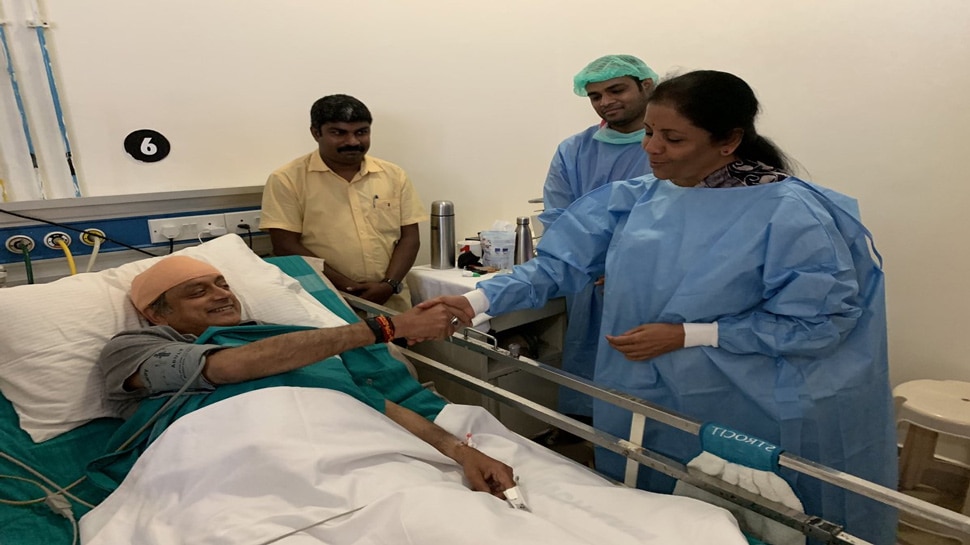 പരിക്കേറ്റ ശശി തരൂരിനെ സന്ദര്ശിച്ച് നിര്മ്മല സീതാരാമന് പരിക്കേറ്റ ശശി തരൂരിനെ സന്ദര്ശിച്ച് നിര്മ്മല സീതാരാമന്