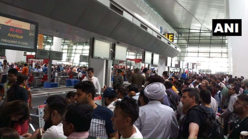 സെര്വര് തകരാര് പരിഹരിച്ച് എയര് ഇന്ത്യ; സര്വീസുകള് ഉടന് ആരംഭിക്കും സെര്വര് തകരാര് പരിഹരിച്ച് എയര് ഇന്ത്യ; സര്വീസുകള് ഉടന് ആരംഭിക്കും