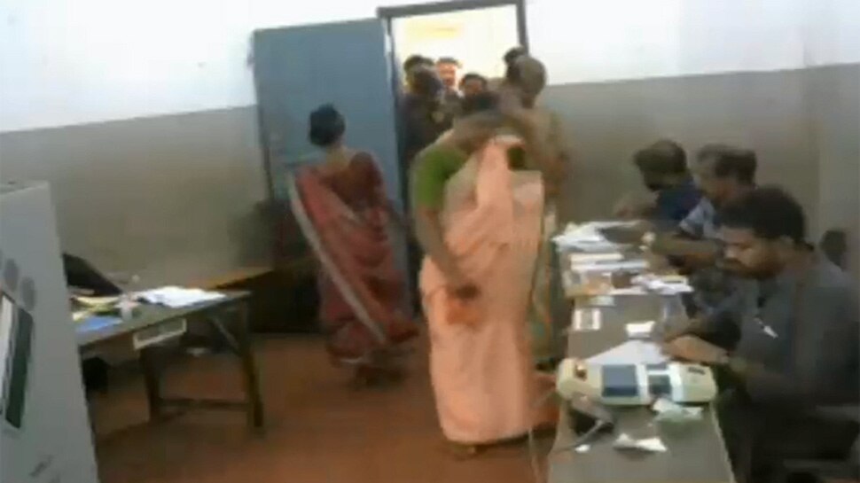 കള്ളവോട്ട്: കാസര്ഗോഡ് നാലു ബൂത്തുകളില് റീപോളിംഗ് നടന്നേക്കും കള്ളവോട്ട്: കാസര്ഗോഡ് നാലു ബൂത്തുകളില് റീപോളിംഗ് നടന്നേക്കും