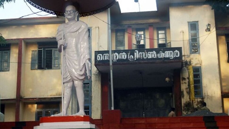 കണ്ണൂര് സെന്ട്രല് ജയിലില് വീണ്ടും മിന്നല് പരിശോധന; 10 മൊബൈലുകള് കണ്ടെടുത്തു കണ്ണൂര് സെന്ട്രല് ജയിലില് വീണ്ടും മിന്നല് പരിശോധന; 10 മൊബൈലുകള് കണ്ടെടുത്തു