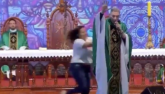 'തടിയുള്ളവര്ക്ക് സ്വര്ഗമില്ല'; പുരോഹിതനെ തള്ളി താഴെയിട്ട് യുവതി!! 'തടിയുള്ളവര്ക്ക് സ്വര്ഗമില്ല'; പുരോഹിതനെ തള്ളി താഴെയിട്ട് യുവതി!!