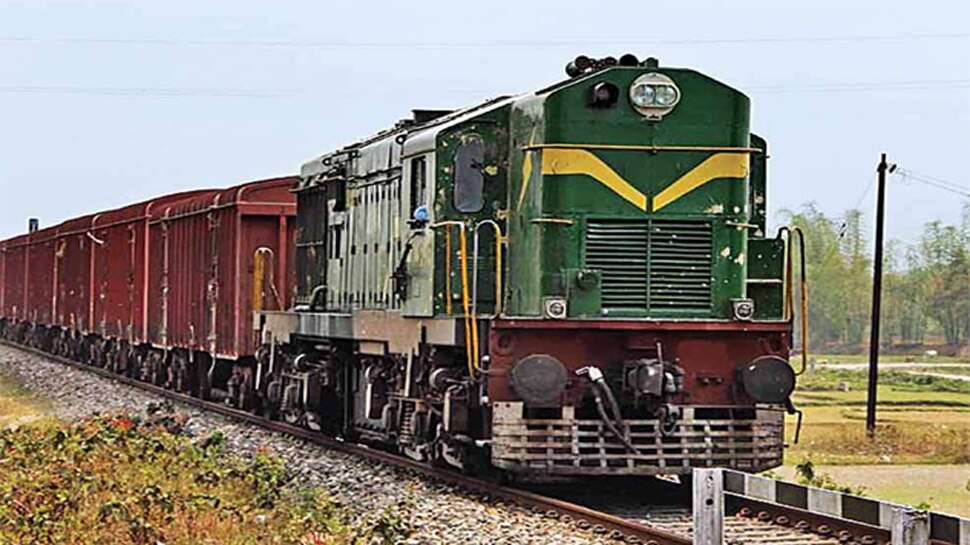 ട്രെയിനിന് മുകളില് കയറി സെല്ഫി, ഒടുവില് സംഭവിച്ചത്!! ട്രെയിനിന് മുകളില് കയറി സെല്ഫി, ഒടുവില് സംഭവിച്ചത്!!