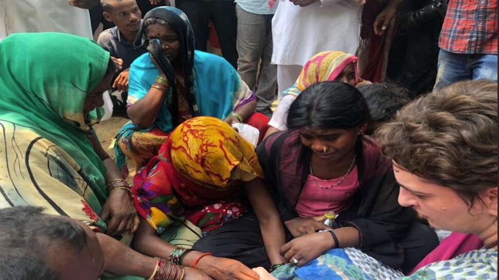 മണിക്കൂറുകള് നീണ്ട കുത്തിയിരിപ്പിന് ശേഷം പ്രിയങ്കയെ കാണാന് മരിച്ചവരുടെ ബന്ധുക്കള് എത്തി മണിക്കൂറുകള് നീണ്ട കുത്തിയിരിപ്പിന് ശേഷം പ്രിയങ്കയെ കാണാന് മരിച്ചവരുടെ ബന്ധുക്കള് എത്തി