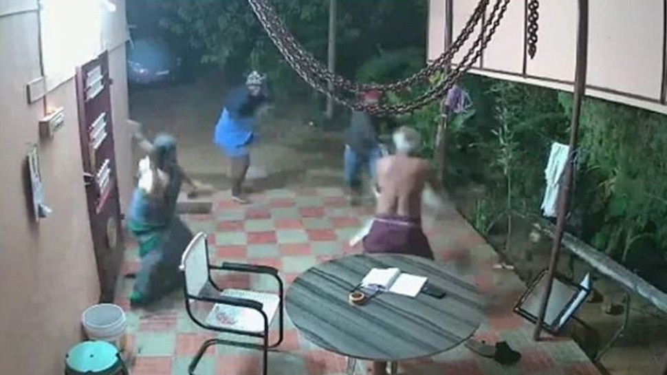 video: ആയുധവുമായി വന്ന മോഷ്ടാക്കള്ക്ക് പണികൊടുത്ത് വൃദ്ധ ദമ്പതികള്! video: ആയുധവുമായി വന്ന മോഷ്ടാക്കള്ക്ക് പണികൊടുത്ത് വൃദ്ധ ദമ്പതികള്!