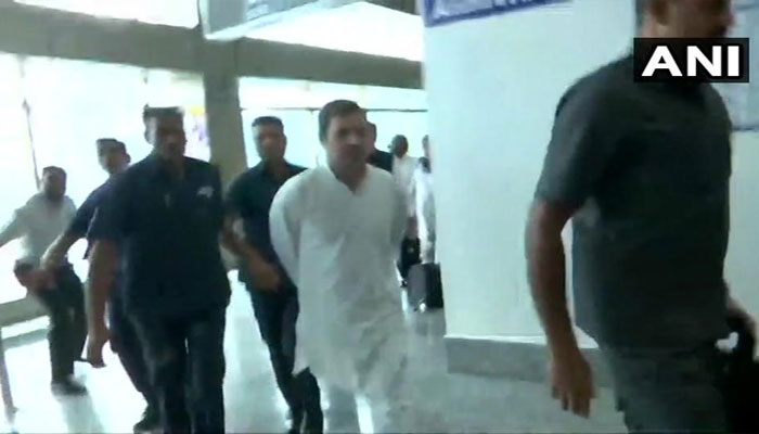 കശ്മീര് സന്ദര്ശനത്തിനെത്തിയ പ്രതിപക്ഷ നേതാക്കളെ തിരിച്ചയച്ചു!! കശ്മീര് സന്ദര്ശനത്തിനെത്തിയ പ്രതിപക്ഷ നേതാക്കളെ തിരിച്ചയച്ചു!!