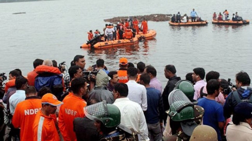 ഗോദാവരി നദിയില് ബോട്ടുമുങ്ങി 11 മരണം, 30ല് അധികം പേരെ കാണ്മാനില്ല ഗോദാവരി നദിയില് ബോട്ടുമുങ്ങി 11 മരണം, 30ല് അധികം പേരെ കാണ്മാനില്ല