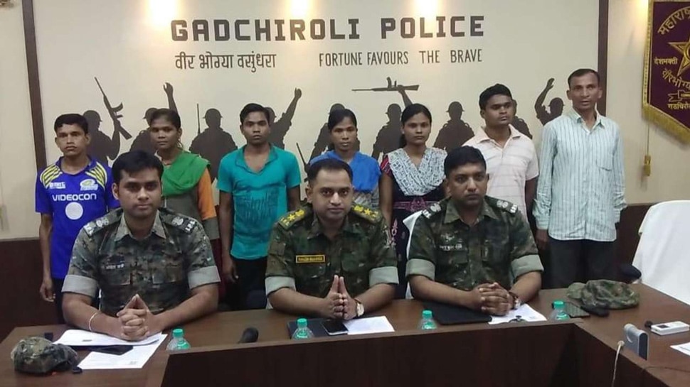 തലയ്ക്ക് ലക്ഷങ്ങള് വിലയിട്ടിരുന്ന 7 നക്സലുകള് കീഴടങ്ങി! തലയ്ക്ക് ലക്ഷങ്ങള് വിലയിട്ടിരുന്ന 7 നക്സലുകള് കീഴടങ്ങി!