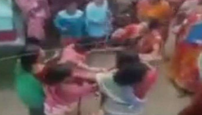 ഒളിച്ചോടിയ യുവതി തിരികെയെത്തി: നഗ്നയാക്കി നടത്തി ഗ്രാമവാസികള്!! ഒളിച്ചോടിയ യുവതി തിരികെയെത്തി: നഗ്നയാക്കി നടത്തി ഗ്രാമവാസികള്!!