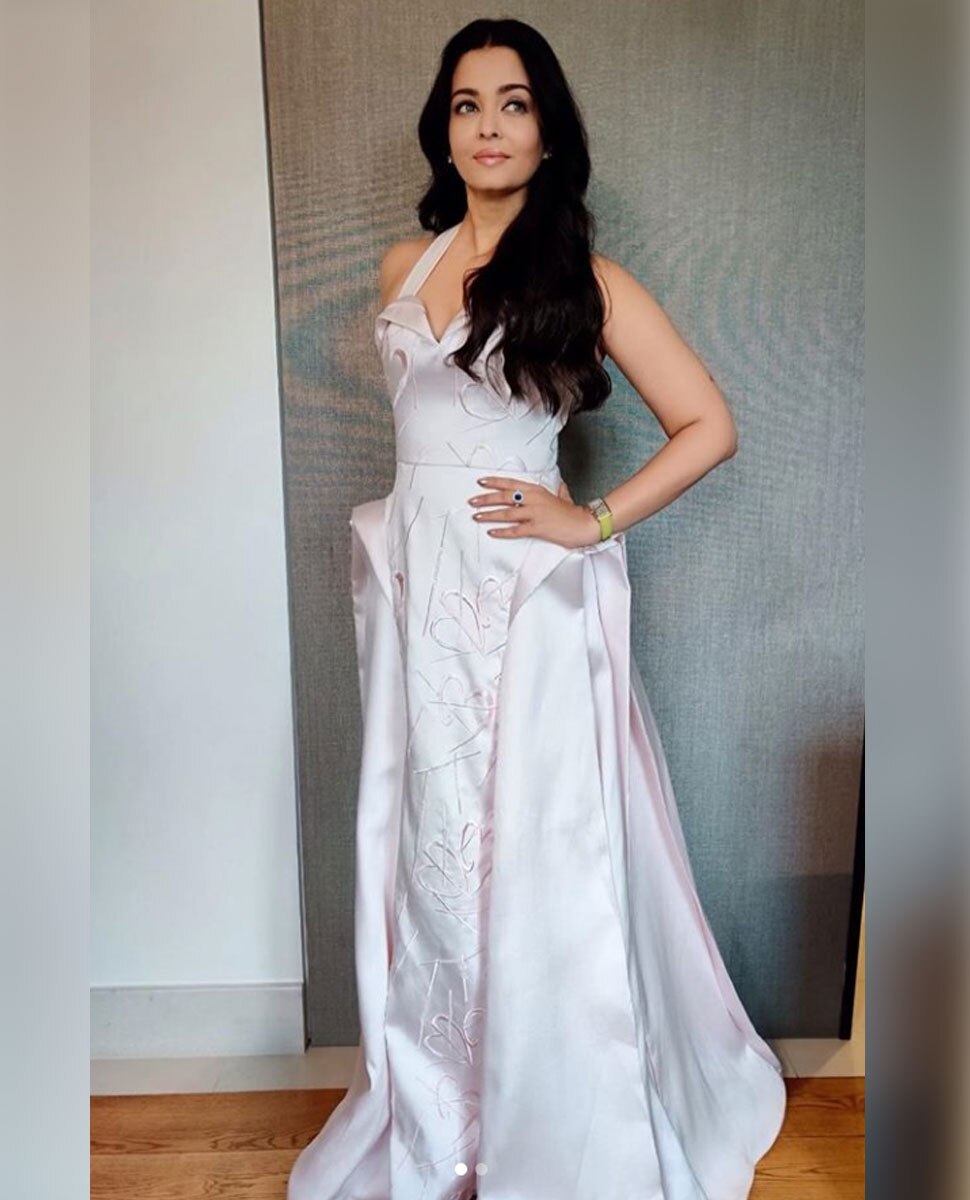 Aishwarya Rai Bachchan looks in this gown goes viral News ...