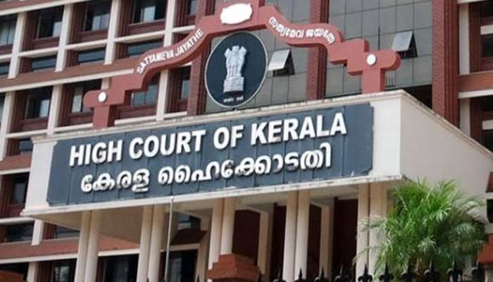 റോഡുകളുടെ ശോചനീയാവസ്ഥ, രൂക്ഷ വിമര്ശനവുമായി ഹൈക്കോടതി റോഡുകളുടെ ശോചനീയാവസ്ഥ, രൂക്ഷ വിമര്ശനവുമായി ഹൈക്കോടതി