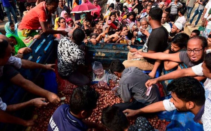 ബംഗ്ലാദേശില് ഉള്ളി വില റെക്കോര്ഡില്; പ്രധാനമന്ത്രി ഉപയോഗം നിര്ത്തി! ബംഗ്ലാദേശില് ഉള്ളി വില റെക്കോര്ഡില്; പ്രധാനമന്ത്രി ഉപയോഗം നിര്ത്തി!