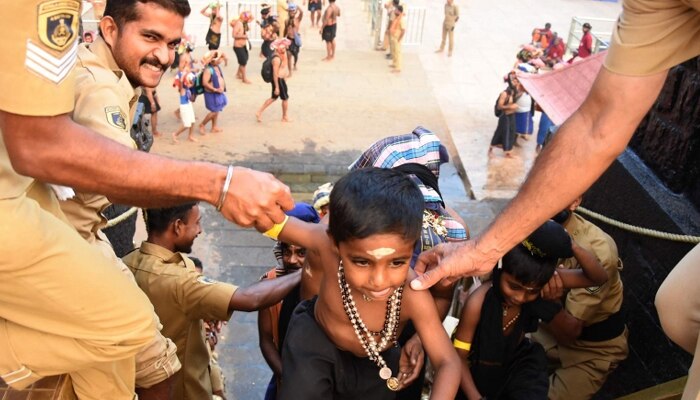 ശബരിമല: ദര്ശനത്തിന് പന്ത്രണ്ടുകാരി, തടഞ്ഞ് പോലീസ്! ശബരിമല: ദര്ശനത്തിന് പന്ത്രണ്ടുകാരി, തടഞ്ഞ് പോലീസ്!