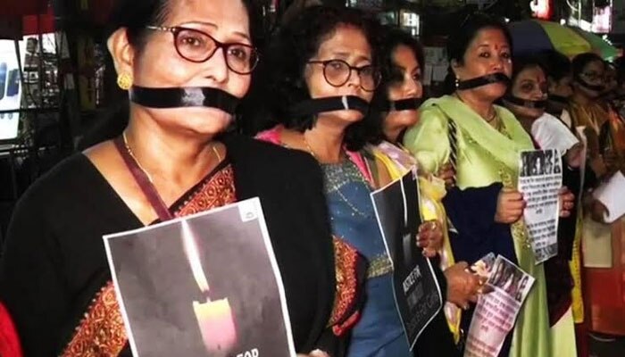 'ഞാനും ഒരു പെണ്കുട്ടിയുടെ അമ്മ, കടുത്ത ശിക്ഷ തന്നെ നല്കണേ..' കണ്ണീരോടെ പ്രതിയുടെ അമ്മ 'ഞാനും ഒരു പെണ്കുട്ടിയുടെ അമ്മ, കടുത്ത ശിക്ഷ തന്നെ നല്കണേ..' കണ്ണീരോടെ പ്രതിയുടെ അമ്മ
