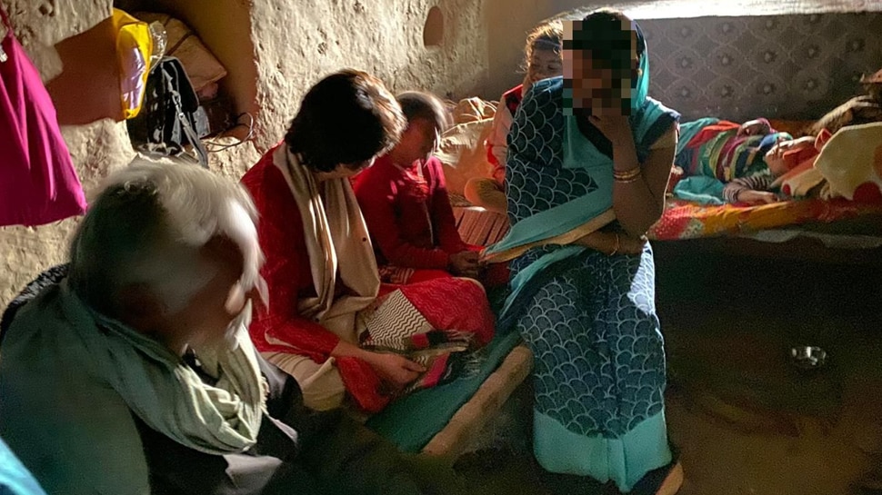 ഉന്നാവോ കൂട്ടബലാത്സംഗം: പെണ്കുട്ടിയുടെ വീട് സന്ദര്ശിച്ച് പ്രിയങ്ക ഗാന്ധി! ഉന്നാവോ കൂട്ടബലാത്സംഗം: പെണ്കുട്ടിയുടെ വീട് സന്ദര്ശിച്ച് പ്രിയങ്ക ഗാന്ധി!