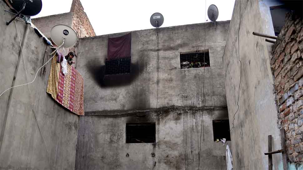 ഡല്ഹി തീപിടിത്തം: കെട്ടിടത്തിന് ഫയര് ലൈസന്സില്ല, ഉടമ അറസ്റ്റില് ഡല്ഹി തീപിടിത്തം: കെട്ടിടത്തിന് ഫയര് ലൈസന്സില്ല, ഉടമ അറസ്റ്റില്