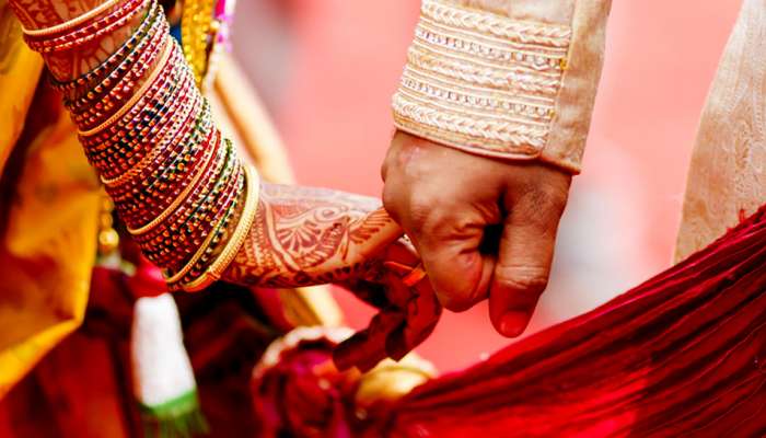 വരന് എത്താന് വൈകി, അയല്വാസിയെ വിവാഹം ചെയ്ത് യുവതി!! വരന് എത്താന് വൈകി, അയല്വാസിയെ വിവാഹം ചെയ്ത് യുവതി!!
