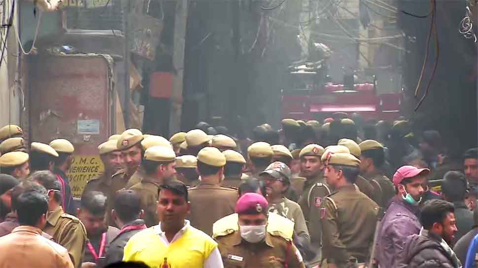 ഡല്ഹി തീപിടിത്തം: ഫാക്ടറി ഉടമയും മാനേജരും 14 ദിവസത്തെ പോലീസ് കസ്റ്റഡിയില് ഡല്ഹി തീപിടിത്തം: ഫാക്ടറി ഉടമയും മാനേജരും 14 ദിവസത്തെ പോലീസ് കസ്റ്റഡിയില്