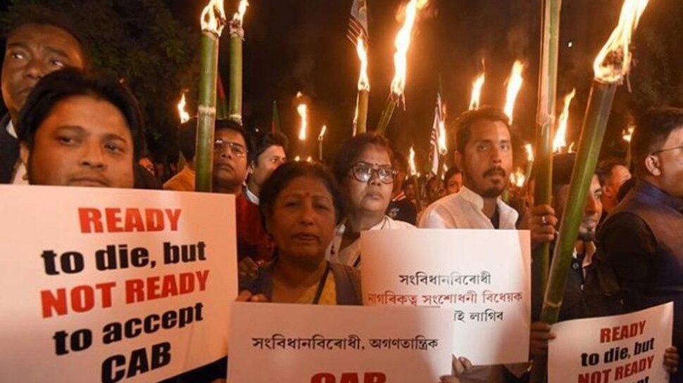 അസം കത്തുന്നു; അവിടേയ്ക്ക് പോകരുതെന്ന് ലോകരാജ്യങ്ങളുടെ മുന്നറിയിപ്പ് അസം കത്തുന്നു; അവിടേയ്ക്ക് പോകരുതെന്ന് ലോകരാജ്യങ്ങളുടെ മുന്നറിയിപ്പ്