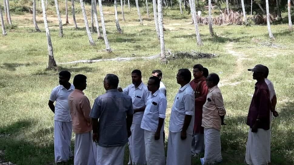 ക്ഷേത്രഭുമി ഏറ്റെടുക്കാനുള്ള സര്ക്കാര് നീക്കത്തിനെതിരെ പ്രതിഷേധവുമായി ഹിന്ദുഐക്യവേദി ക്ഷേത്രഭുമി ഏറ്റെടുക്കാനുള്ള സര്ക്കാര് നീക്കത്തിനെതിരെ പ്രതിഷേധവുമായി ഹിന്ദുഐക്യവേദി