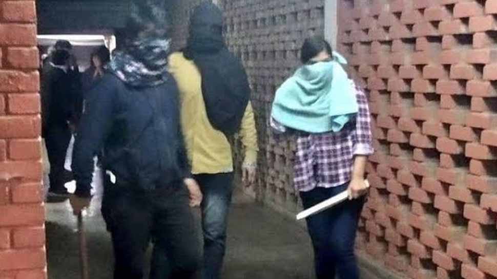 ജെഎന്യു അക്രമം;പ്രതികളെന്ന് സംശയിക്കുന്ന മൂന്ന് പേര് ഒളിവില് ജെഎന്യു അക്രമം;പ്രതികളെന്ന് സംശയിക്കുന്ന മൂന്ന് പേര് ഒളിവില്