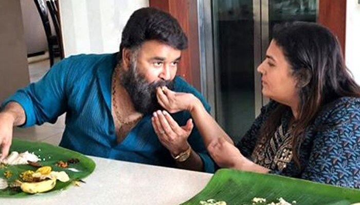 കുടുംബത്തിനൊപ്പം പിറന്നാളാഘോഷം; ലാലേട്ടന് ഊണ് വാരികൊടുത്ത് സുചിത്ര! കുടുംബത്തിനൊപ്പം പിറന്നാളാഘോഷം; ലാലേട്ടന് ഊണ് വാരികൊടുത്ത് സുചിത്ര!