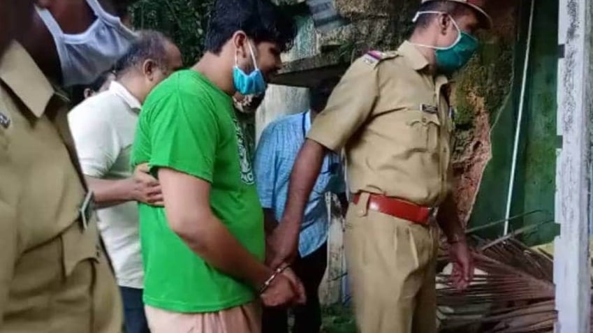 അവനെ വീട്ടിൽ കയറ്റരുത് ! തെളിവെടുപ്പിനിടെ വൈകാരിക രംഗങ്ങൾ, താൻ കൊന്നിട്ടില്ലെന്ന് സൂരജ് അവനെ വീട്ടിൽ കയറ്റരുത് ! തെളിവെടുപ്പിനിടെ വൈകാരിക രംഗങ്ങൾ, താൻ കൊന്നിട്ടില്ലെന്ന് സൂരജ്