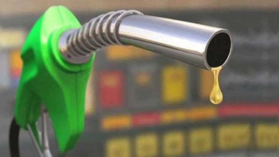 Fuel Price Hike: ഇന്ധനവില കുറഞ്ഞേക്കും, നികുതി കുറയ്ക്കാനുള്ള നടപടിയുമായി കേന്ദ്രം