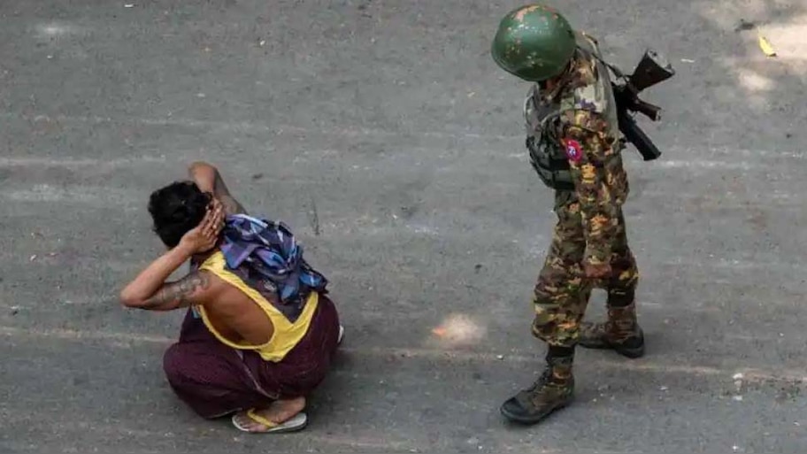 Myanmar Coup : സൈന്യത്തിന്റെ നരനായാട്ട്, ജനാധിപത്യത്തിന് വേണ്ടി പ്രതിഷേധിച്ചവർക്കെതിരെ മുന്നറിയിപ്പില്ലാതെ വെടിവെപ്പ്, 4 കുട്ടികൾ ഉൾപ്പെടെ 38 പേർ മരിച്ചു