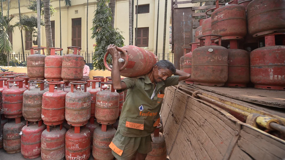 LPG News: സാധാരണക്കാർക്ക് വലിയ ആശ്വാസം, LPG നിയമത്തിൽ മാറ്റം, ഗ്യാസ് സബ്സിഡി ഈ രീതിയിൽ പരിശോധിക്കാം LPG News: സാധാരണക്കാർക്ക് വലിയ ആശ്വാസം, LPG നിയമത്തിൽ മാറ്റം, ഗ്യാസ് സബ്സിഡി ഈ രീതിയിൽ പരിശോധിക്കാം