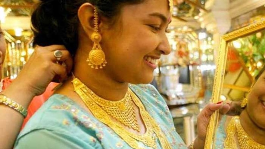  സ്വർണ്ണ വില ഒരു വർഷത്തിനിടയിലെ ഏറ്റവും കുറഞ്ഞ നിരക്കിൽ; കാരണമെന്ത്?