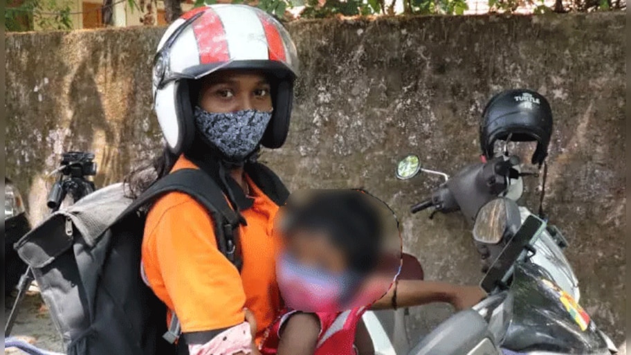 നെഞ്ചോട്‌ ചേര്‍ന്ന് കുഞ്ഞുവാവ, പുറത്ത്  ഭക്ഷണപ്പൊതി,  Super Mom രേഷ്മയുടെ ഭാവി ഭദ്രമാക്കാന്‍  ഇസാഫ് ​ഗ്രൂപ്പ് 