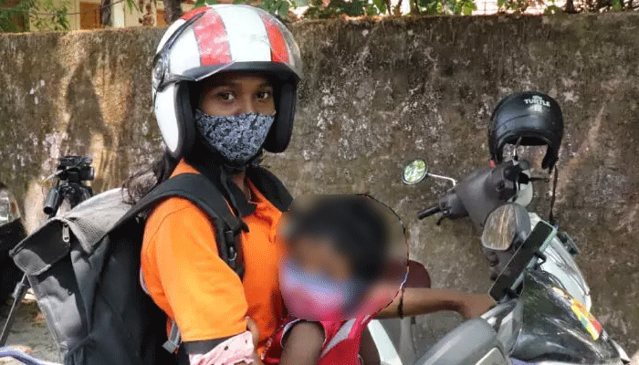 നെഞ്ചോട് ചേര്ന്ന് കുഞ്ഞുവാവ, പുറത്ത് ഭക്ഷണപ്പൊതി, Super Mom രേഷ്മയുടെ ഭാവി ഭദ്രമാക്കാന് ഇസാഫ് ഗ്രൂപ്പ് നെഞ്ചോട് ചേര്ന്ന് കുഞ്ഞുവാവ, പുറത്ത് ഭക്ഷണപ്പൊതി, Super Mom രേഷ്മയുടെ ഭാവി ഭദ്രമാക്കാന് ഇസാഫ് ഗ്രൂപ്പ്