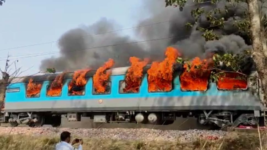 Delhi-Dehradun Shatabdi Express ന് തീപിടിച്ചു,  യാത്രക്കാർ സുരക്ഷിതർ