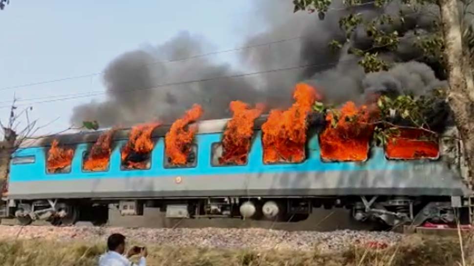 Delhi-Dehradun Shatabdi Express ന് തീപിടിച്ചു, യാത്രക്കാർ സുരക്ഷിതർ Delhi-Dehradun Shatabdi Express ന് തീപിടിച്ചു, യാത്രക്കാർ സുരക്ഷിതർ