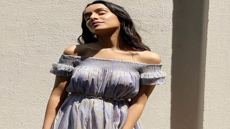 Cotton Dress ൽ വേനലിനെ വരവേറ്റ് Shraddha Kapoor; വില 14,500 രൂപ