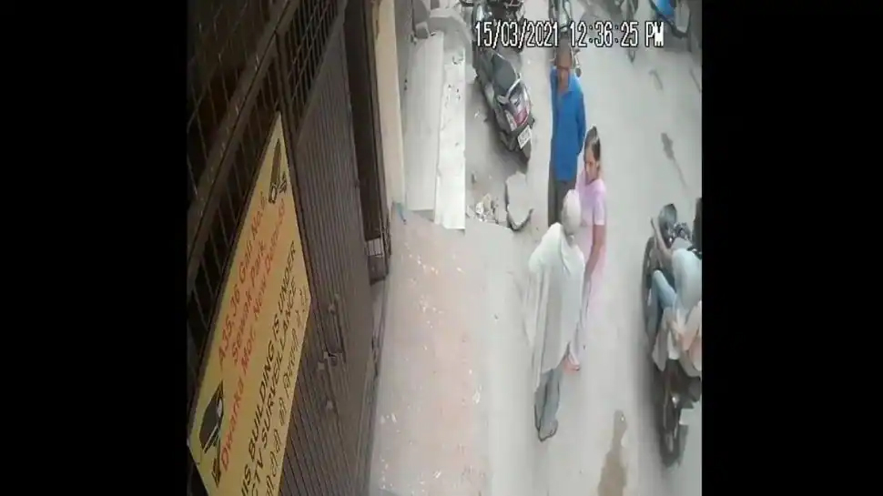 Delhi ദ്വാരകയിൽ മകന്റെ മർദ്ദനത്തെ തുടർന്ന് വയോധിക കൊല്ലപ്പെട്ടു Delhi ദ്വാരകയിൽ മകന്റെ മർദ്ദനത്തെ തുടർന്ന് വയോധിക കൊല്ലപ്പെട്ടു