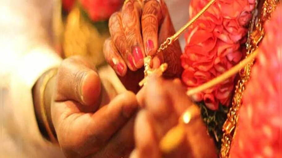 മംഗല്യദോഷം; 13 കാരനായ വിദ്യാർത്ഥിയെ വിവാഹം ചെയ്ത് അദ്ധ്യാപിക