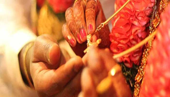 മംഗല്യദോഷം; 13 കാരനായ വിദ്യാർത്ഥിയെ വിവാഹം ചെയ്ത് അദ്ധ്യാപിക മംഗല്യദോഷം; 13 കാരനായ വിദ്യാർത്ഥിയെ വിവാഹം ചെയ്ത് അദ്ധ്യാപിക