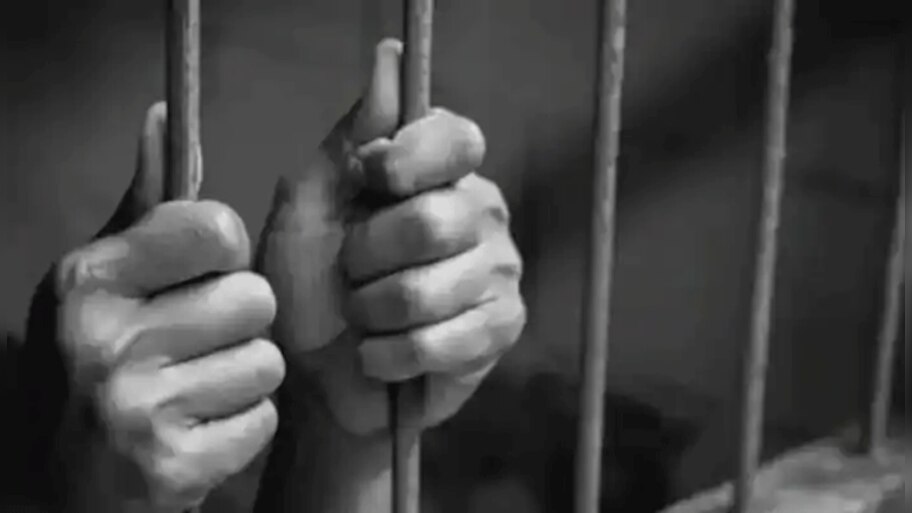 Crime News: ഭാര്യയുടെ Idea, മരിച്ചെന്ന രേഖകള്‍ നല്‍കി കൊലക്കേസ് പ്രതി പോലീസിനെ കബളിപ്പിച്ചത്   16 വര്‍ഷം..!! 